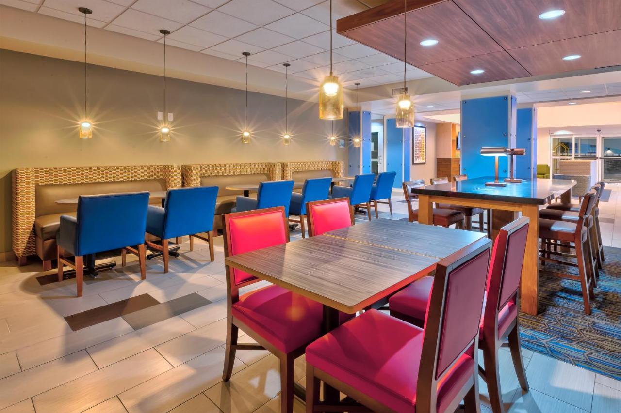Holiday Inn Express & Suites - Effingham By Ihg Exterior photo