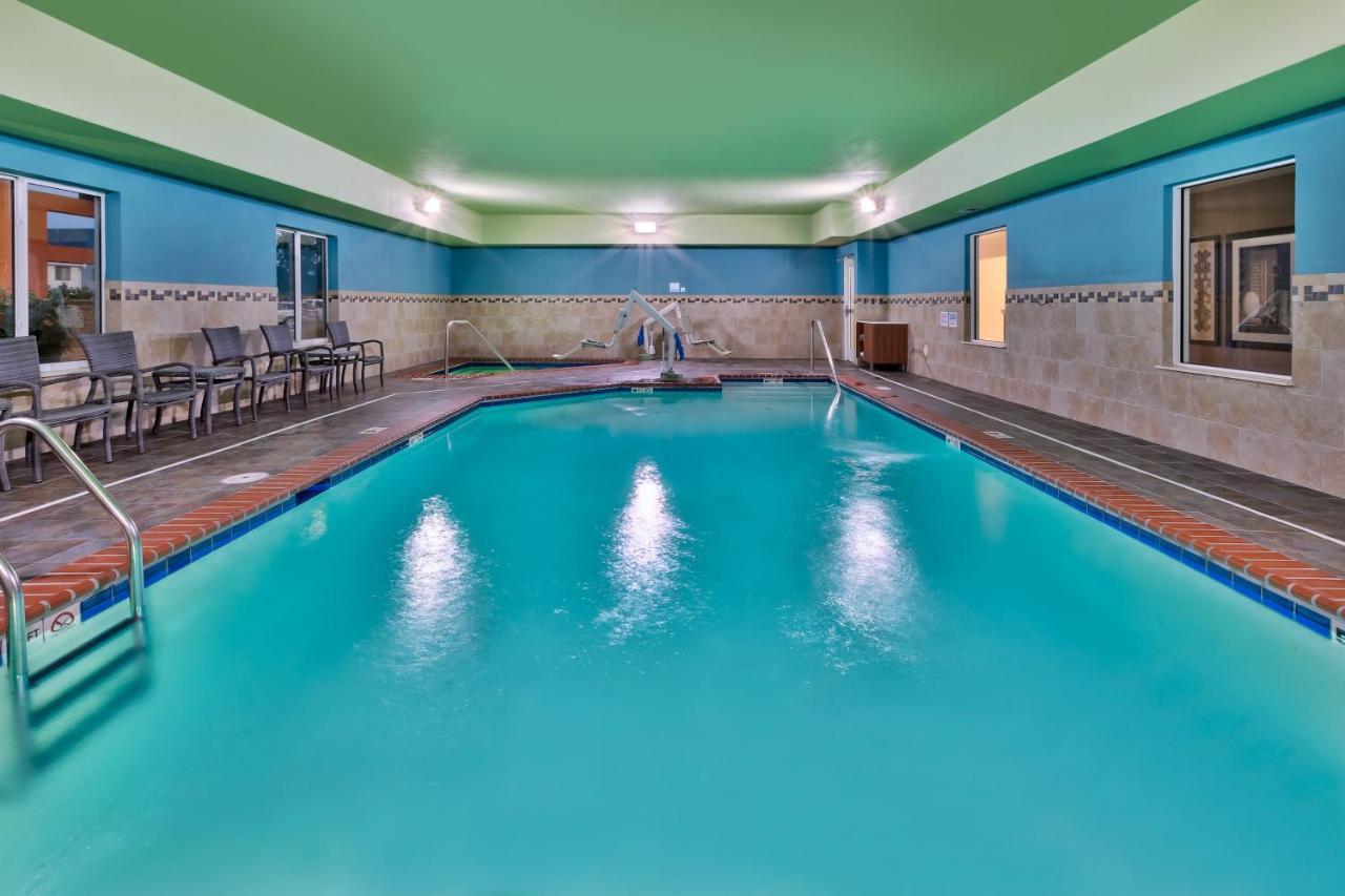 Holiday Inn Express & Suites - Effingham By Ihg Exterior photo